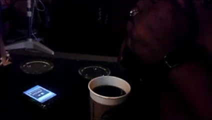 Babanın kahvesi için süt fışkırtmak