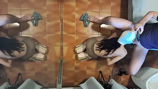 Külotlu çoraplı ve yüksek topuklu orta yaşlı seksi kadın dizlerinin üstüne sakso çekiyor ve döl yutuyor