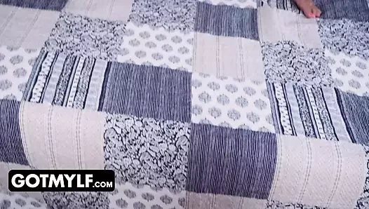 Sıcak milf misha maver verir üvey oğul bir boobjob için doğum günü