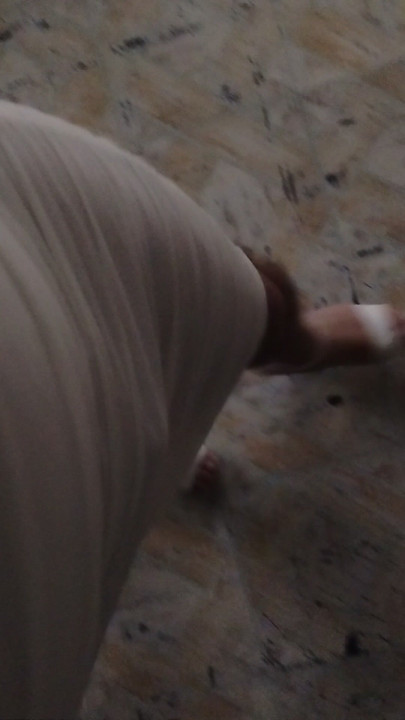 Yeni topuklu ayakkabılarımı ve elbisemi bir etkinlik için deniyorum... bunlarla nasıl göründüğümü beğendin mi...