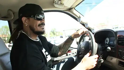 İri göğüslü sürtük büyük şişman yarakla amını siktiriyor