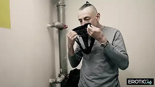 Yardımsever büyükbaba kaybettiği külotunu komşusuna geri getiriyor Ödül olarak onun deliklerini yalıyor