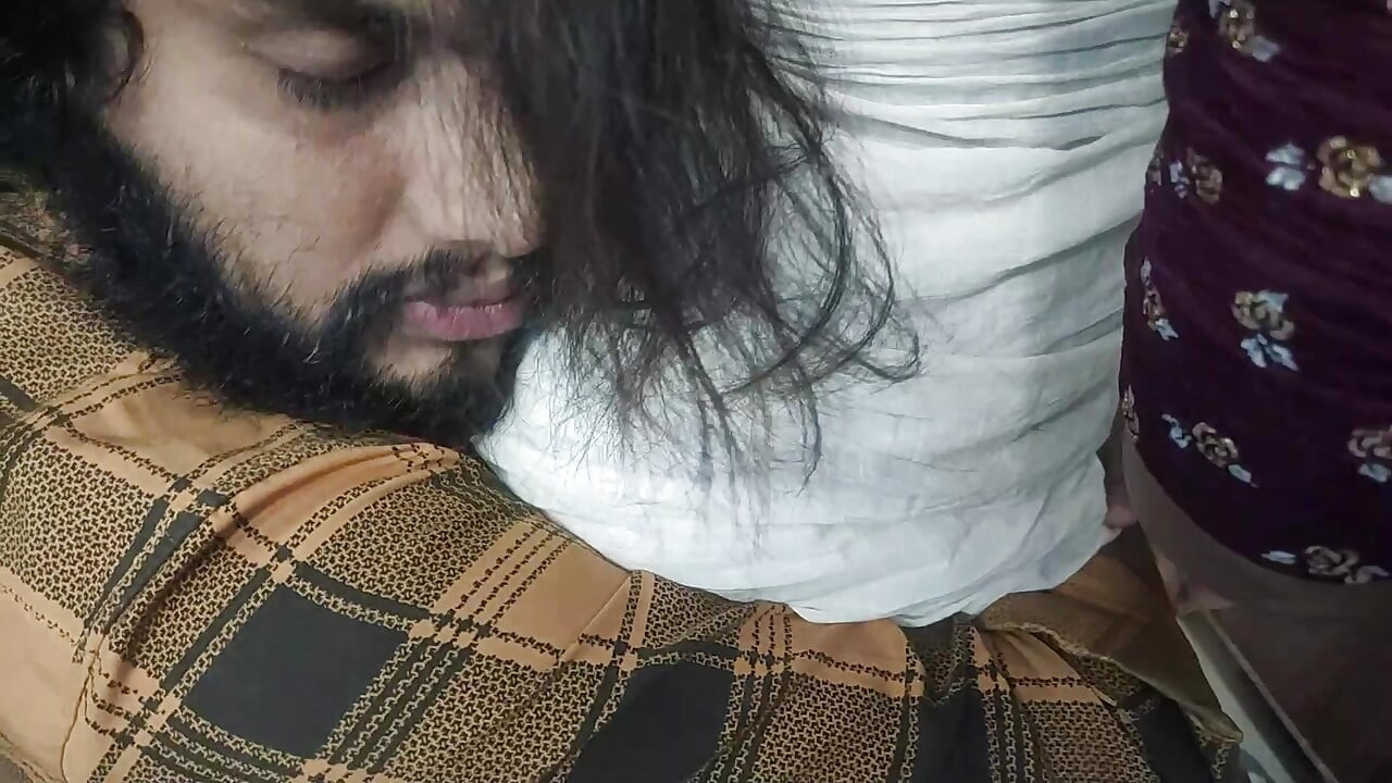 Kerala sari çıkarma göğüsleri amcık yalama ve Hintli çiftin sert sikişmesi