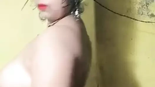 Hintli kız gösteriyor