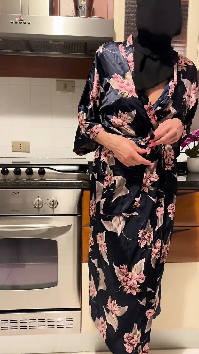 Sıcak müslüman kız kamera önünde mastürbasyon yapıyor