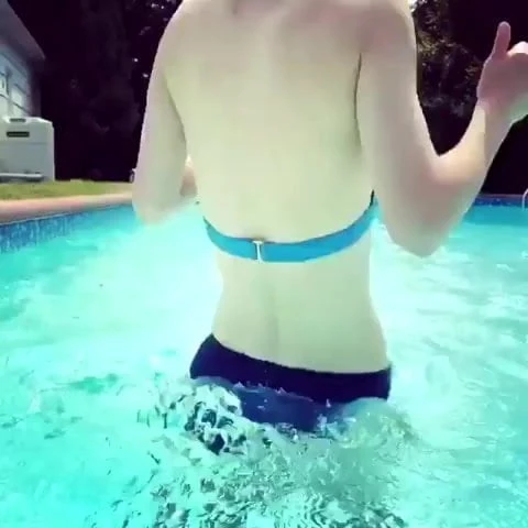 Alexandra Daddario havuzda - Ağustos 2018