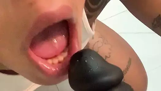 Ateşli sürtük latinin ilk gırtlağına kadar sızdırıldı