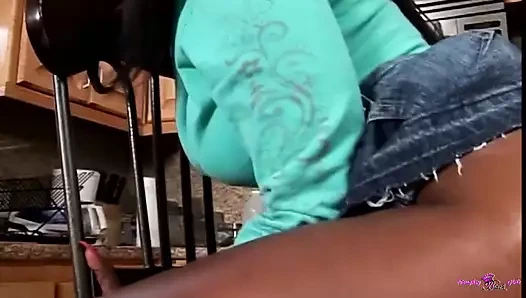 Siyah orta yaşlı seksi kadın amında büyük zenci yarağıyla çok iyi vakit geçiriyor