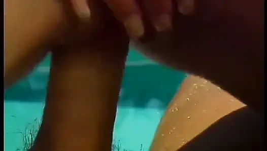 Amcık yalama büyük göt bahçede sikişiyor