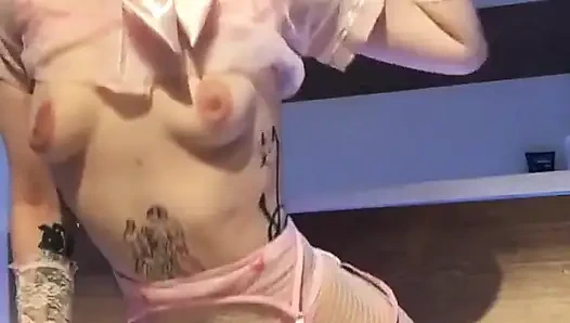 Pembe iç çamaşırlı sevimli dövmeli genç kız