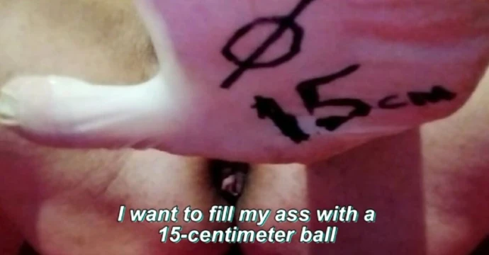Моя задница глотает мяч. Я надуваю его до диаметра 15 сантиметров и выстреливаю. Плюс замедленная съемка