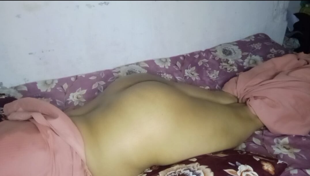 Hintli kız büyük götlü komşusunu sikiyor ve mastürbasyon yapıyor