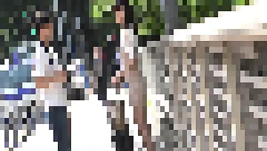 Bir arkadaşımın düğünü için Tokyo'ya gelen genç bir bebeği aldım ve onu otele getirdim