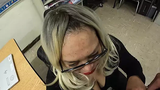 Evli kadın işteyken kocasını yatakta aldatıyor ve fışkırtıyor