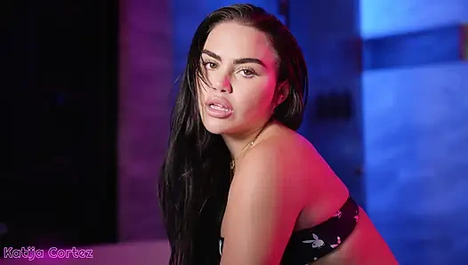 Katija Cortez banyoda ateşli oluyor