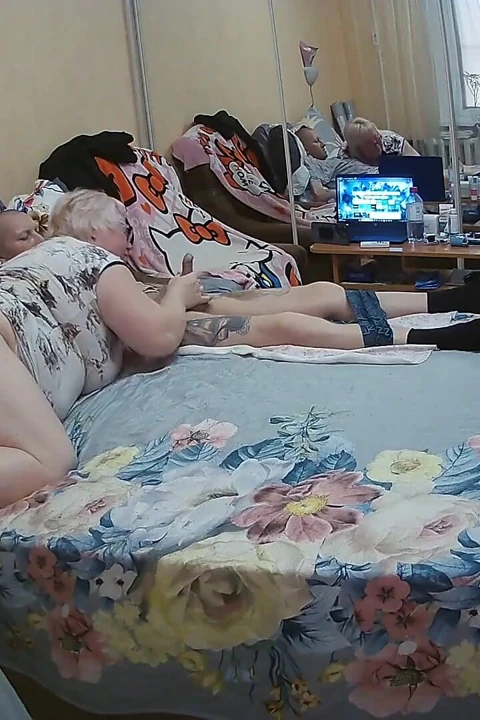 Gözlüklü üvey annem boşalmak için sikimi emiyor