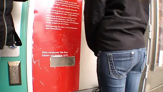 18 yaşındaki ufacık kaltak sikiliyor ve azgın sikiliyor