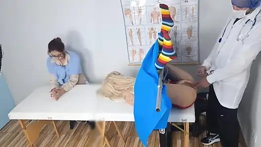 Üvey anne, üvey kızını ilk kez jinekoloğa götürüyor!