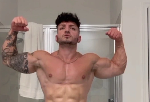 Kaslı adam canavar yarağını ortaya çıkarıyor