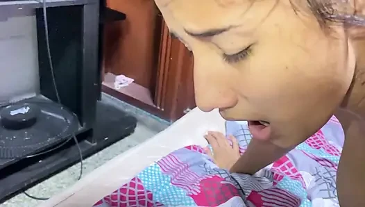 18 yaşındaki büyük memeli kız sınıf dersi sırasında öğretmenini amını sikmesi için baştan çıkardı