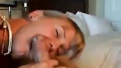 Sıcak genç eş veren bana bir oral seks