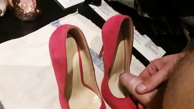 Kız arkadaşımın arkadaşının güzel ve seksi pompaları.