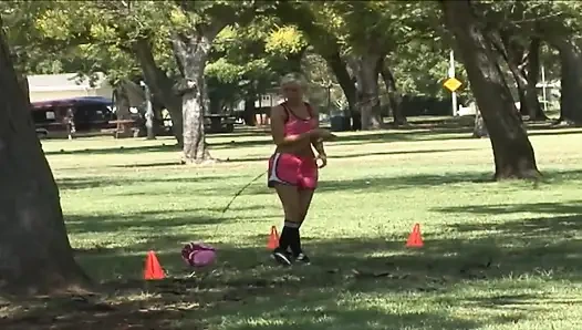 Küçük memeli genç kız orta yaşlı seksi kadının ıslak amını yalıyor