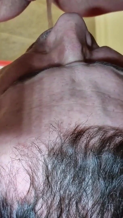 Ağıza işiyor ve amcık temizliği - tuvalet kölesi | Klip 1