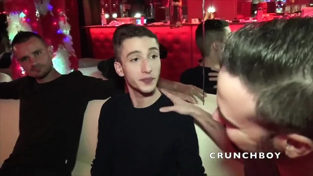 Twink bar saunasında meraklı 2 heteroseksüel oğlan tarafından korunmasız sikiliyor