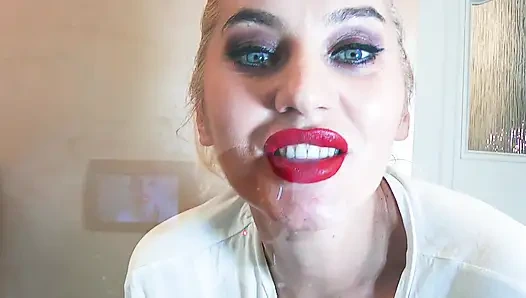 Bağlı öpücükler ve ıslak tişört