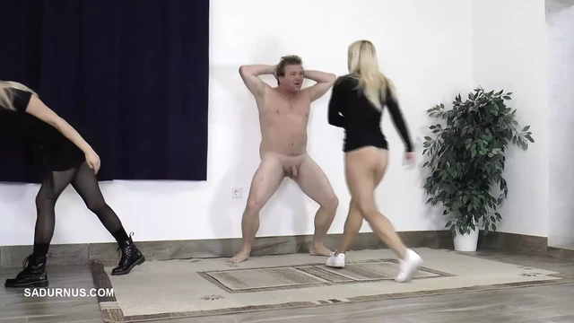 Госпожи Nikki и Amy наказывают раба