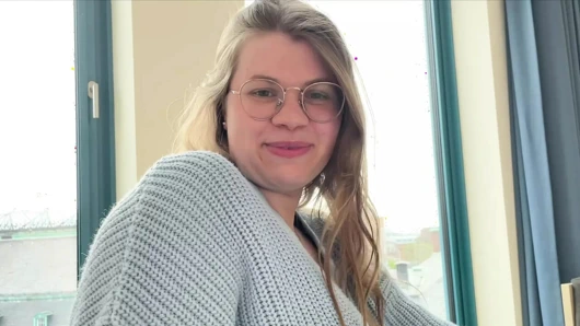 Tombul Lina ile kullanıcı toplantısı. İlk otel ziyaretinde bir yabancı tarafından hamile bırakılıyor