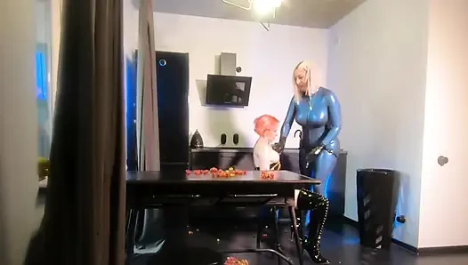 Belden bağlamalı lezbiyen ve lateks lastik ev eğlencesi