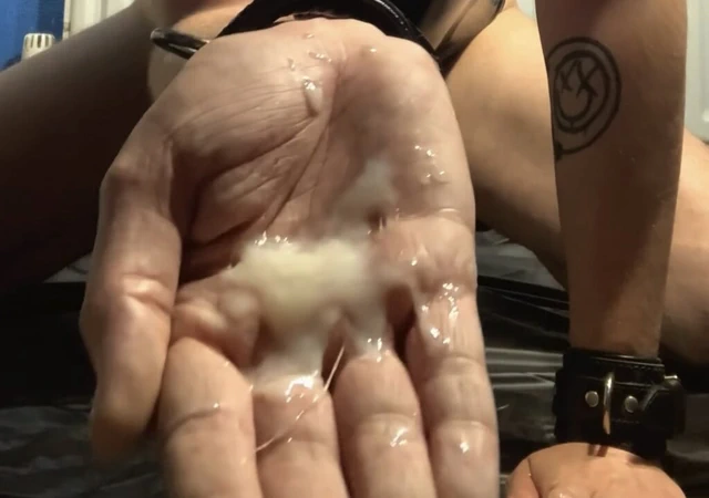 Lateks köle taşak sedyesinde mastürbasyon yaptıktan sonra döl yiyor