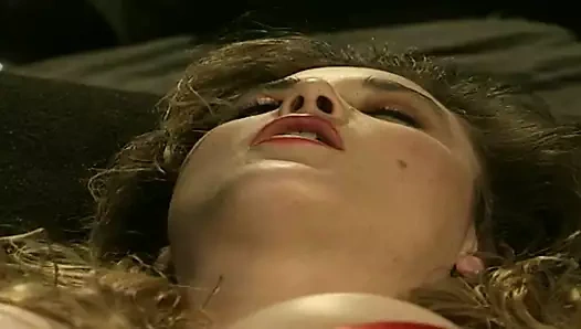 Büyük memeli orta yaşlı seksi kadın büyük zenci yarağı tarafından götten sikiliyor