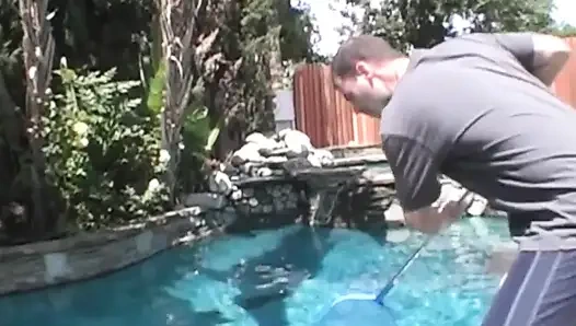 Büyük sulu götlü sarışın kanepede uzanıyor