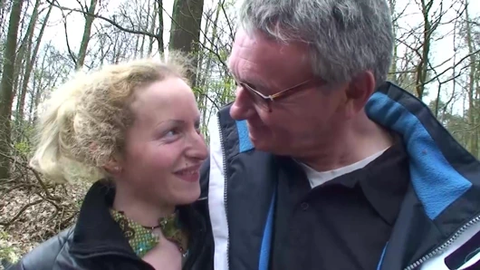 Vahşi Alman genç kız aynı anda iki dolu yarakla sikiliyor