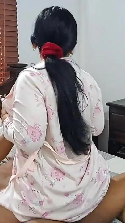 Ateşli orta yaşlı seksi kadın üvey oğluyla seks yapıyor | Klip 1