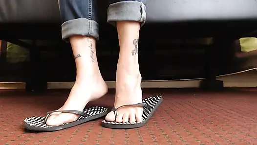 Noktalı flipflop ayakkabı oyunu yakın çekim