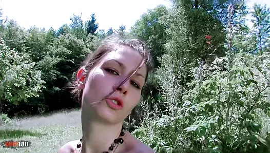 Mia Moore güzel küçük esmer Mia Moore dans ediyor ve soyunuyor