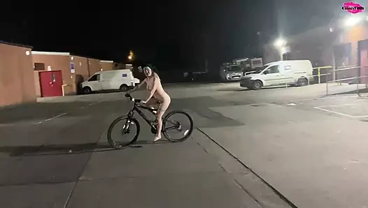 Sokak kızı bir bisiklet çalar ama onu çıplak geri sürmek zorunda kalır!