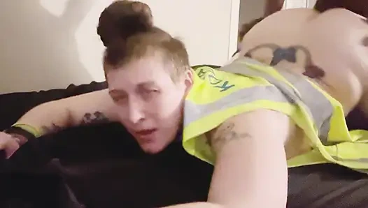 Adam lezbiyen ilk kez yarak denemeye karar verdi ve iş arkadaşını sikiyor