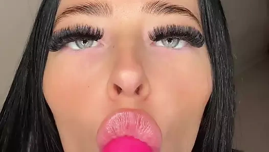 Amatör sürtük tek başına mastürbasyon yapıyor