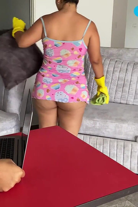 Üvey annem pelvik masaj yapmayı kabul ediyor ve karşılığında sütümü yiyor