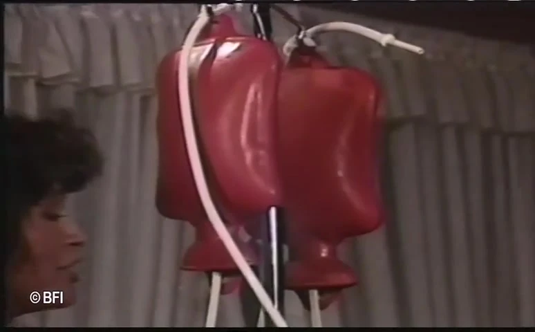 विंटेज विचित्र फिल्म जिसमें कुछ अश्लील चोदने लायक मम्मियों को एनीमा मिलता है