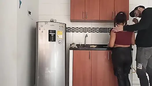 New York Abd'li 18 yaşındaki esmer büyük sarkık memeler üvey erkek kardeşinin büyük yarağını canlı sikiyor