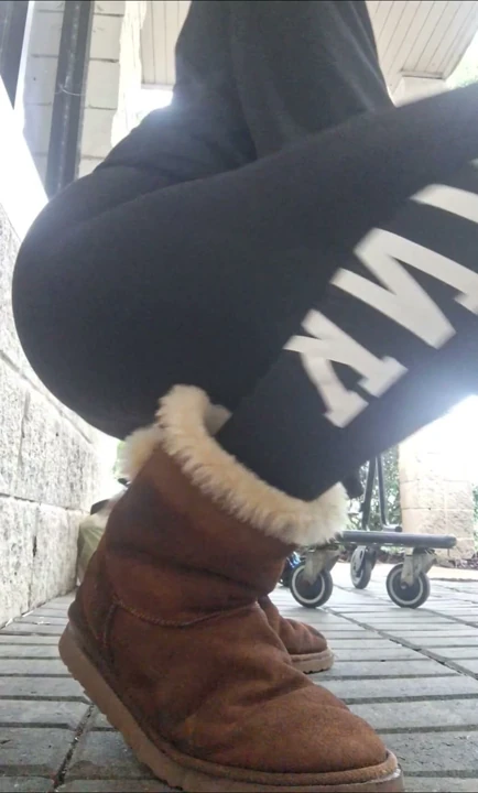 Bu kıçın günahkâr bir ritimle ve kirli niyetlerle zıpladığını izle. Seni baştan çıkaracak kadar tatlı, seni takıntılı hale getirecek kadar şeytani.