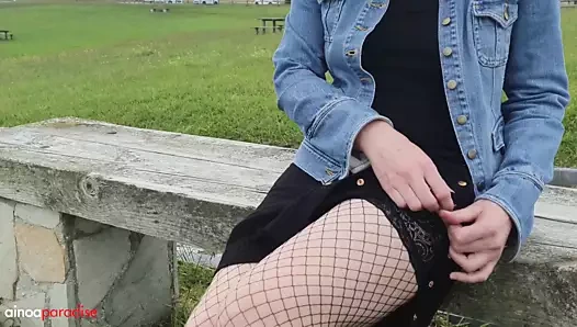 Ainoa parkta külotsuz yürüyor