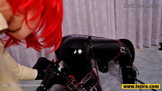 Fejira com fetiş lezbiyen şaplak içinde bir lateks takım elbise