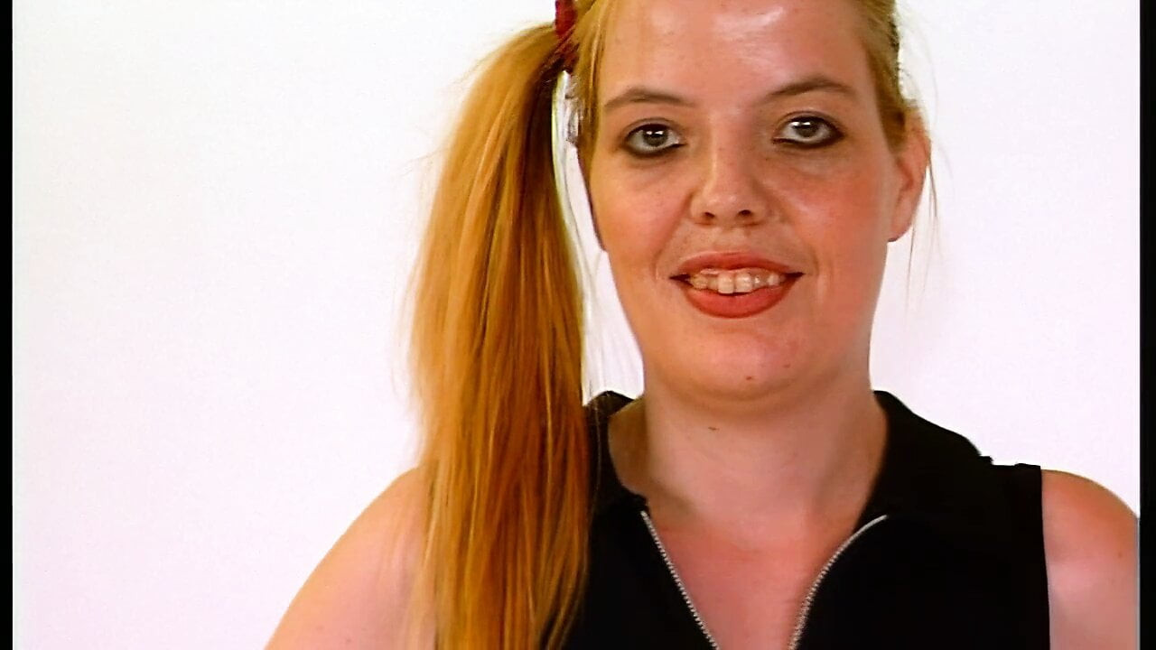 Stark behaarte Milf besorgt es sich selbst